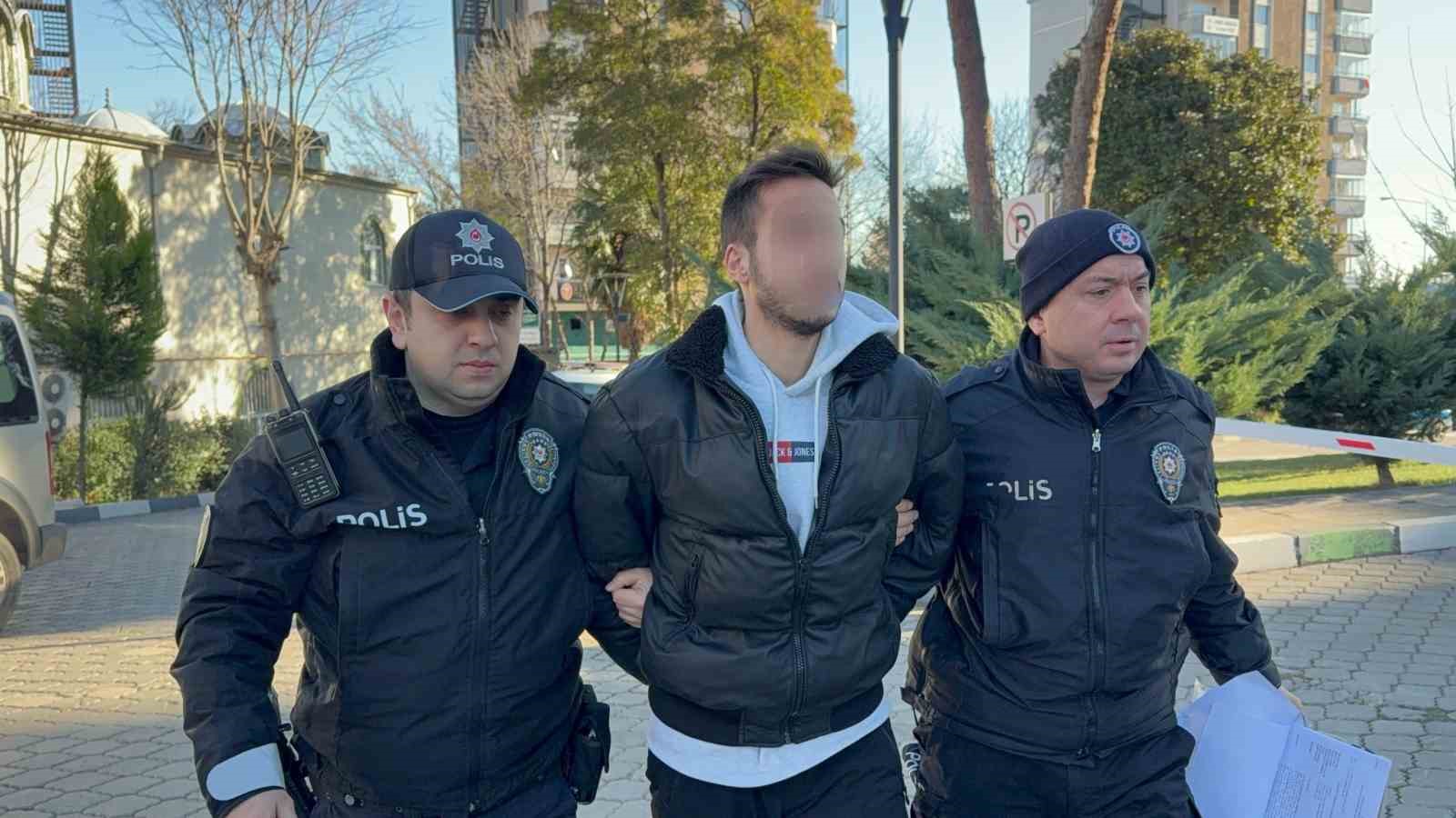 Halk otobüsünde lise öğrencisinin boynuna bıçak dayayan üniversite öğrencisi yakalandı
