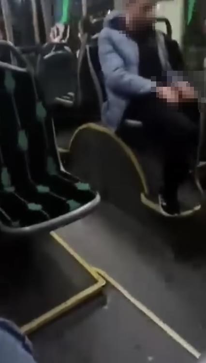 Halk otobüsündeki uygunsuz davranış kamerada
