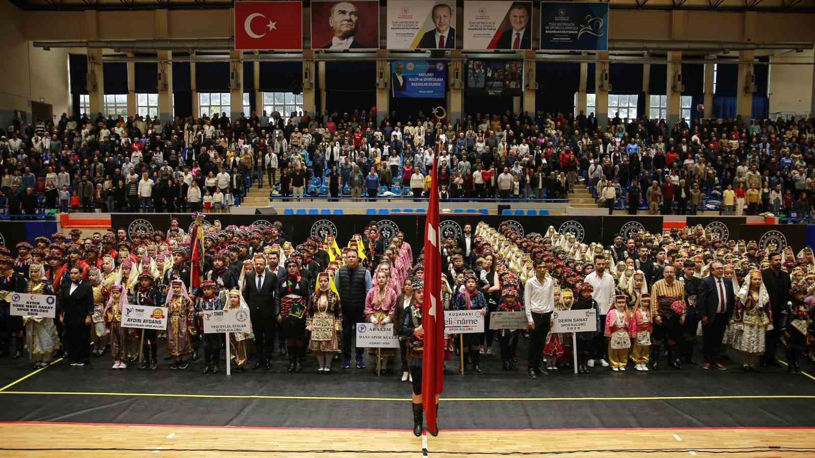 Halk oyunları ekipleri birincilik için ter döktü
