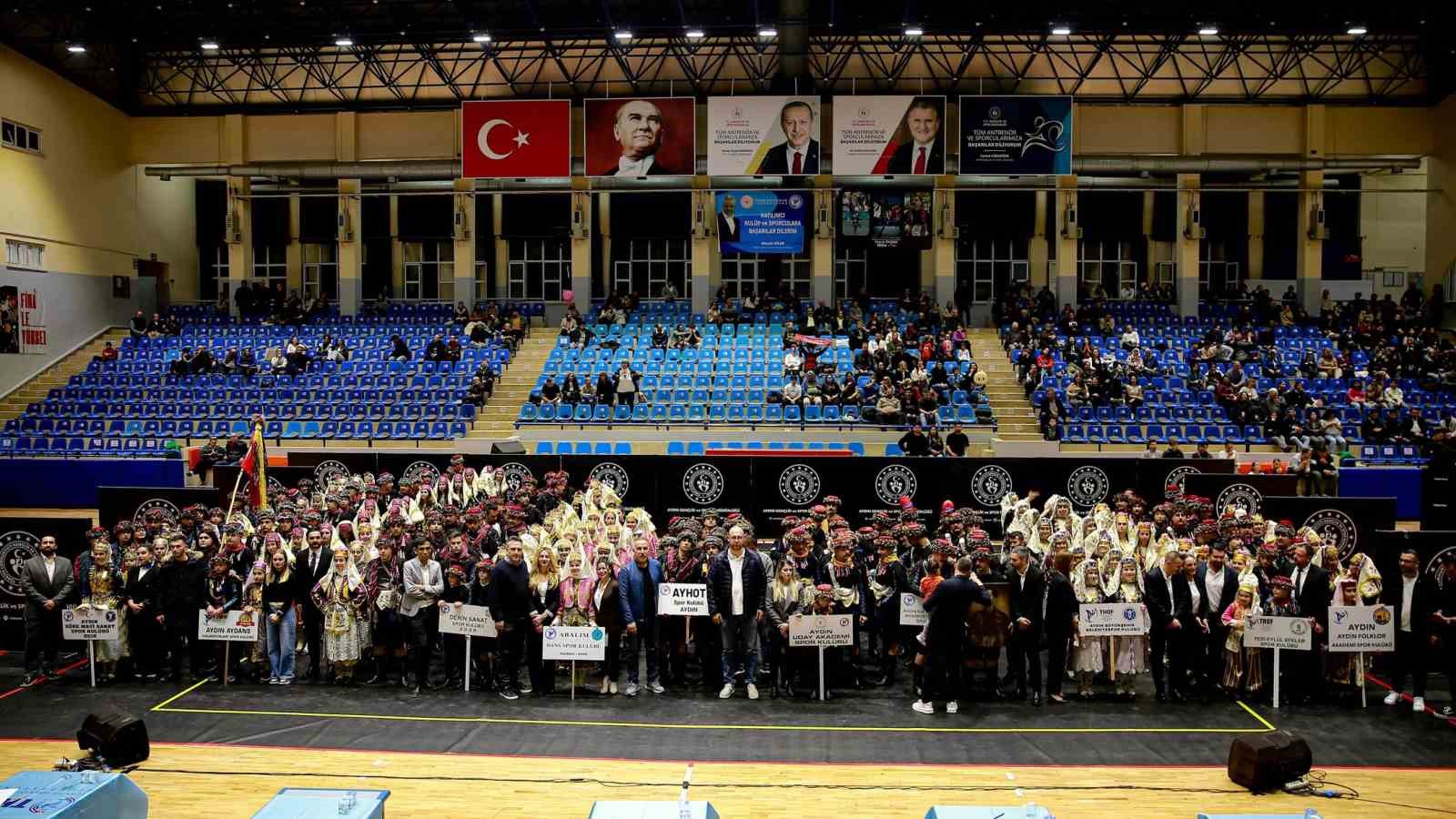 Halk oyunları ekipleri birincilik için ter döktü
