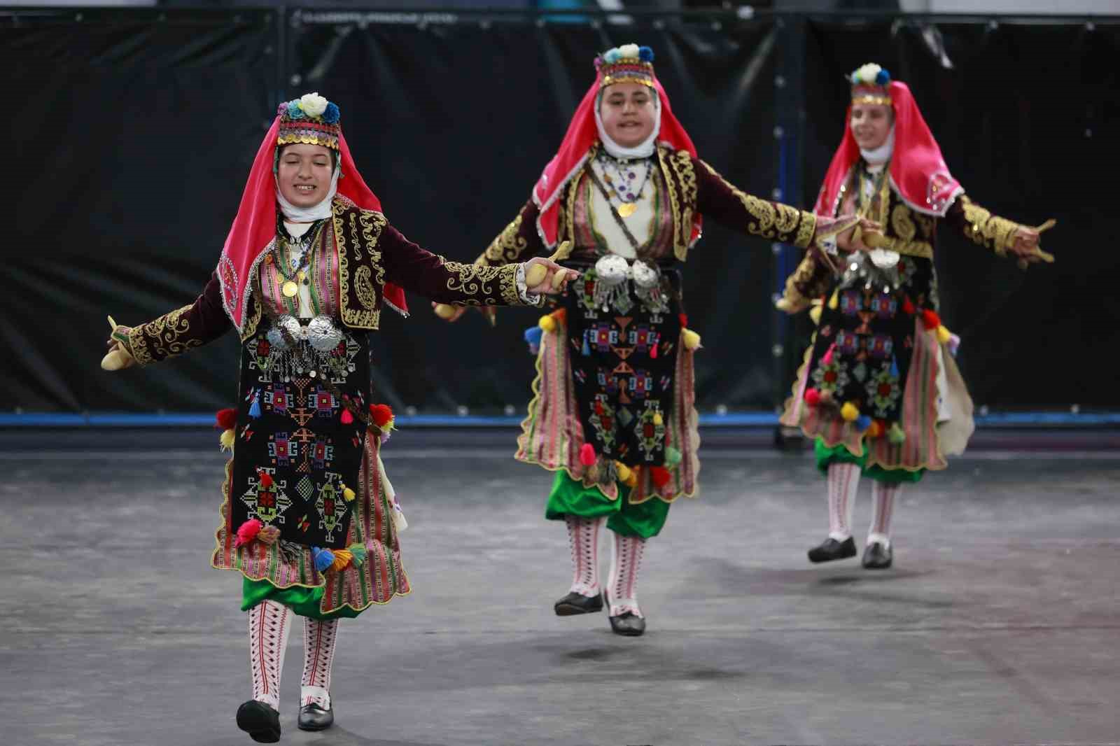 Halk oyunları şöleni Buldan’da izleyenleri mest etti
