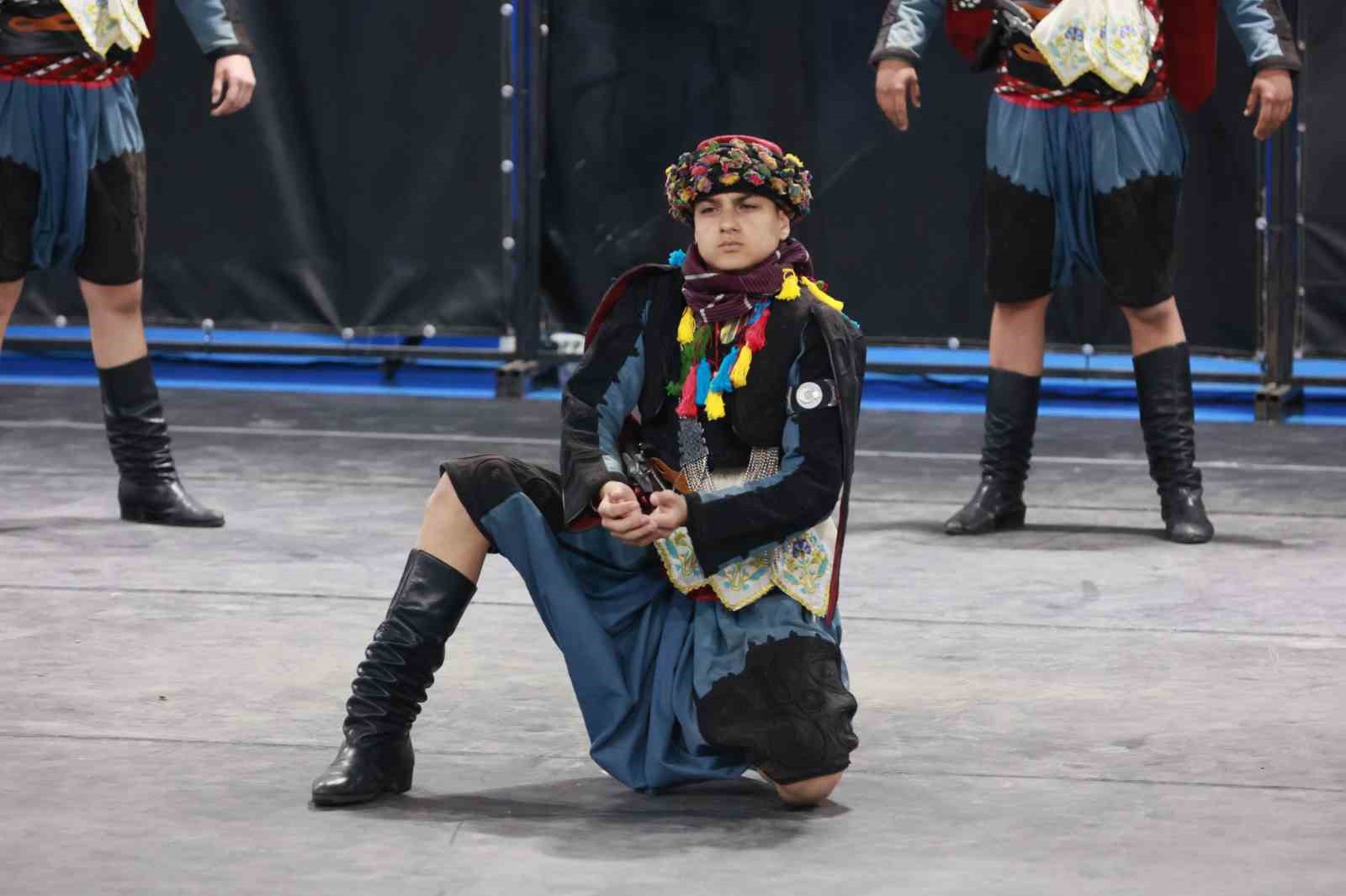 Halk oyunları şöleni Buldan’da izleyenleri mest etti
