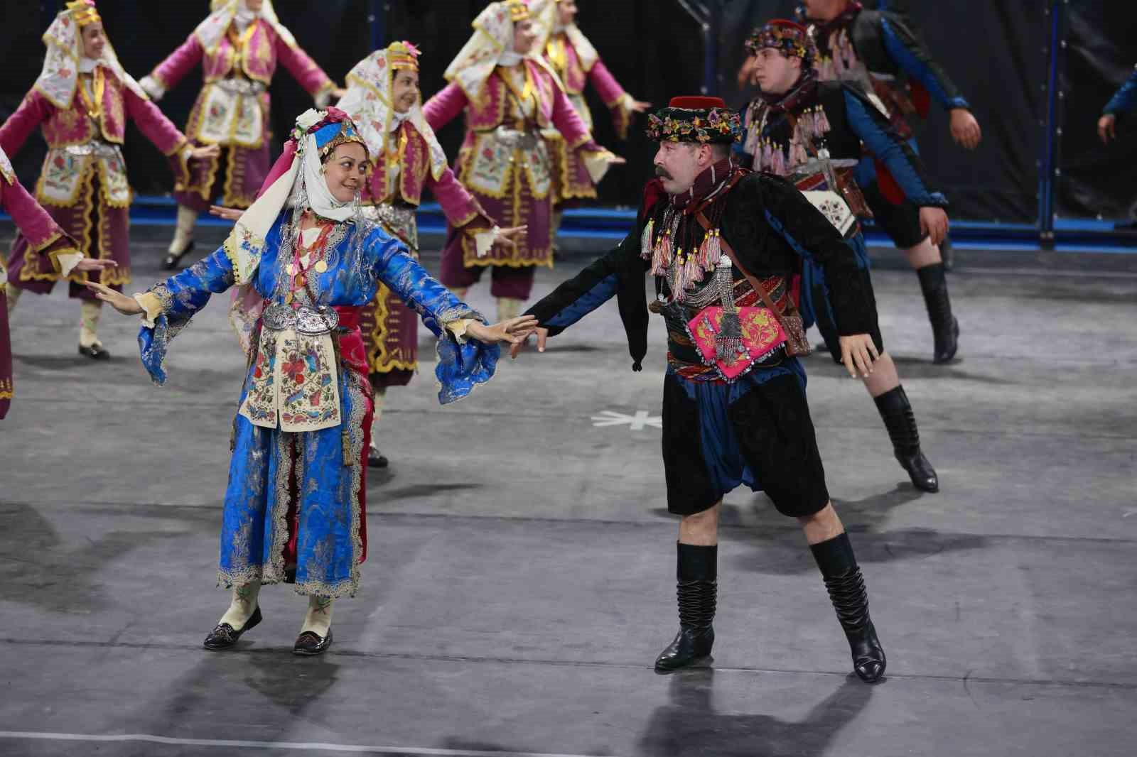 Halk oyunları şöleni Buldan’da izleyenleri mest etti
