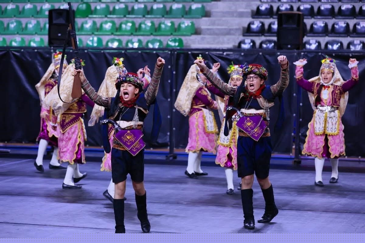 Halk oyunları şöleni izleyenleri mest etti
