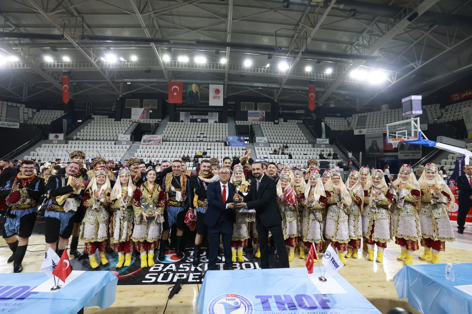 Halk oyunları yarışmasına Manisa Büyükşehir Belediyespor damga vurdu
