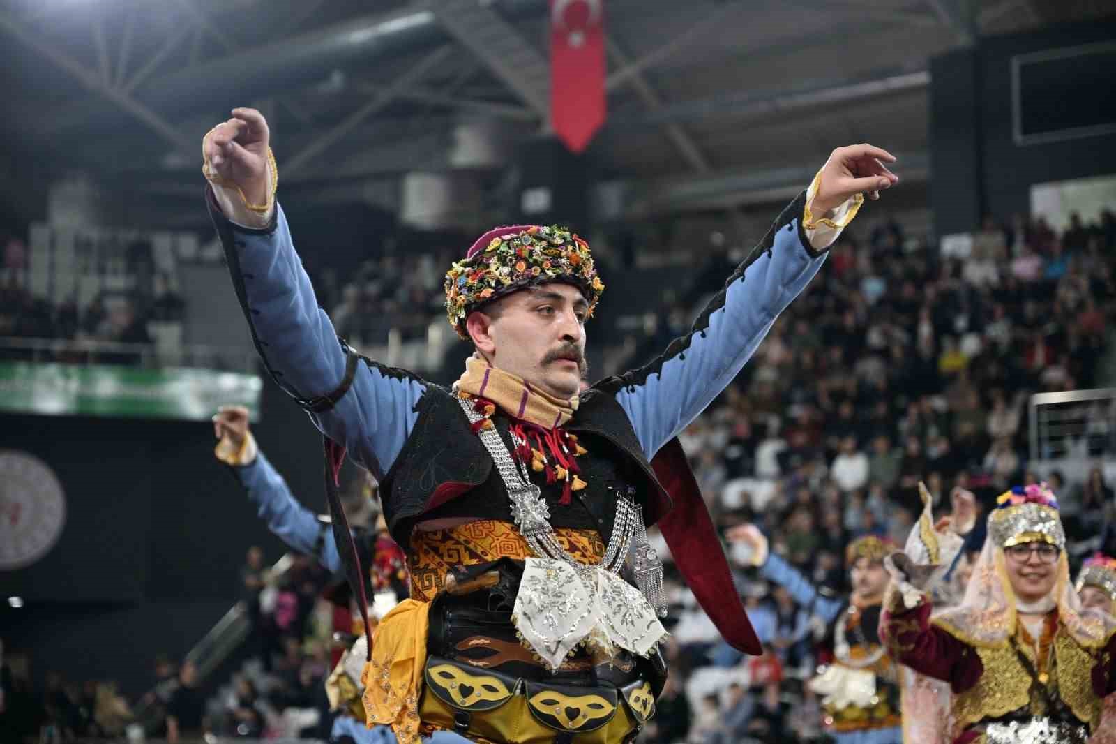 Halk oyunları yarışmasına Manisa Büyükşehir Belediyespor damga vurdu
