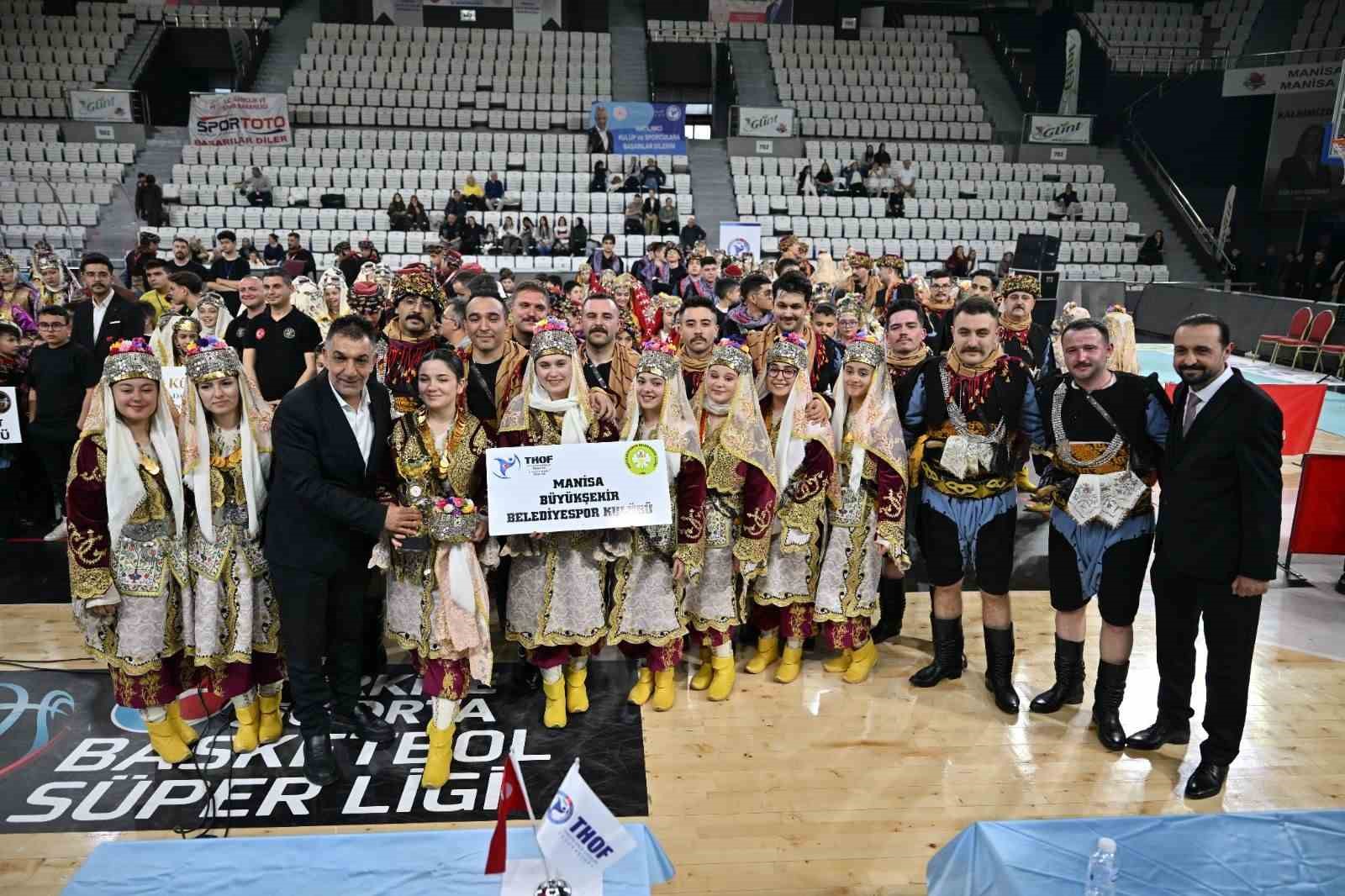 Halk oyunları yarışmasına Manisa Büyükşehir Belediyespor damga vurdu
