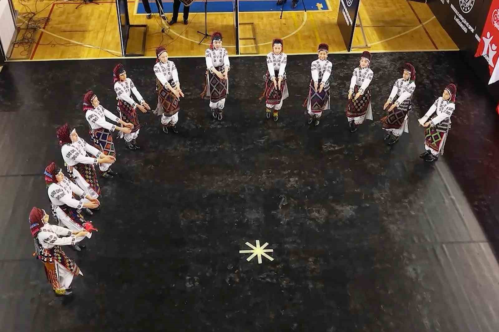 Halk oyunları yarışmasında hünerler sergilendi, kültürel değerler tanıtıldı
