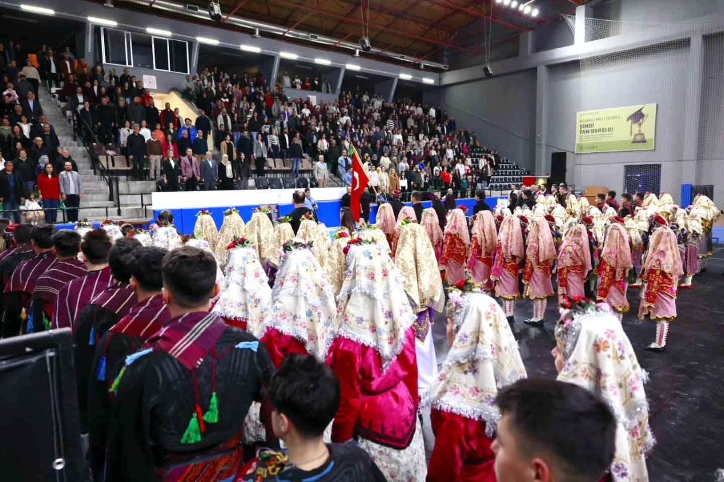 Halk oyunlarında okullar sahne aldı
