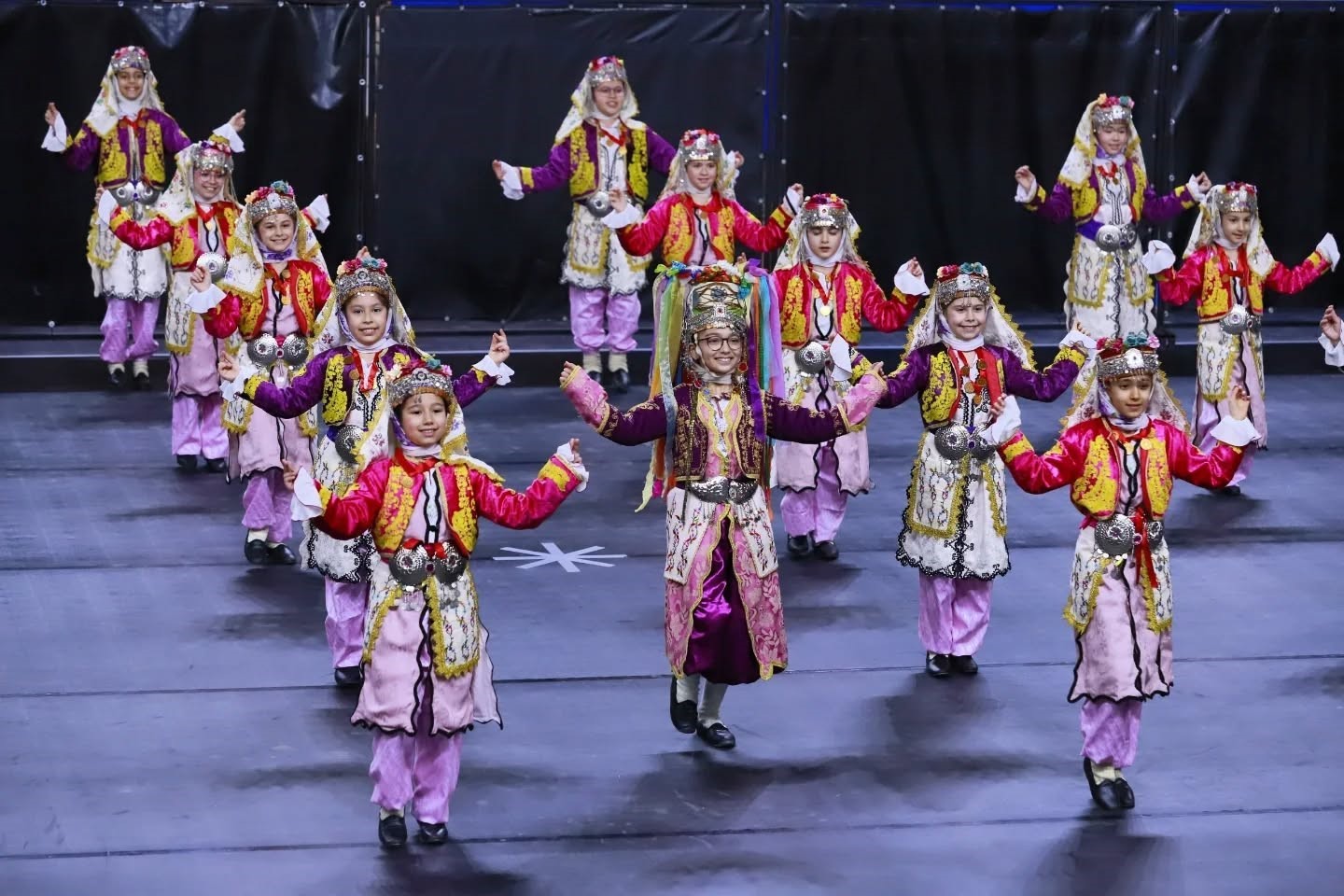 Halk oyunlarında okullar sahne aldı
