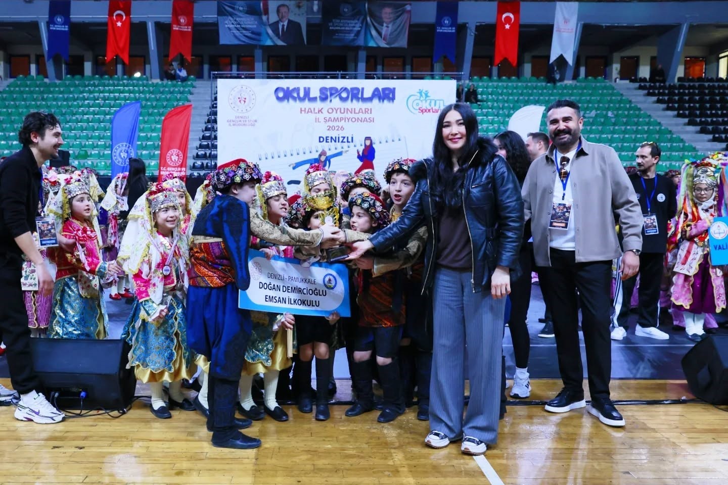 Halk oyunlarında okullar sahne aldı
