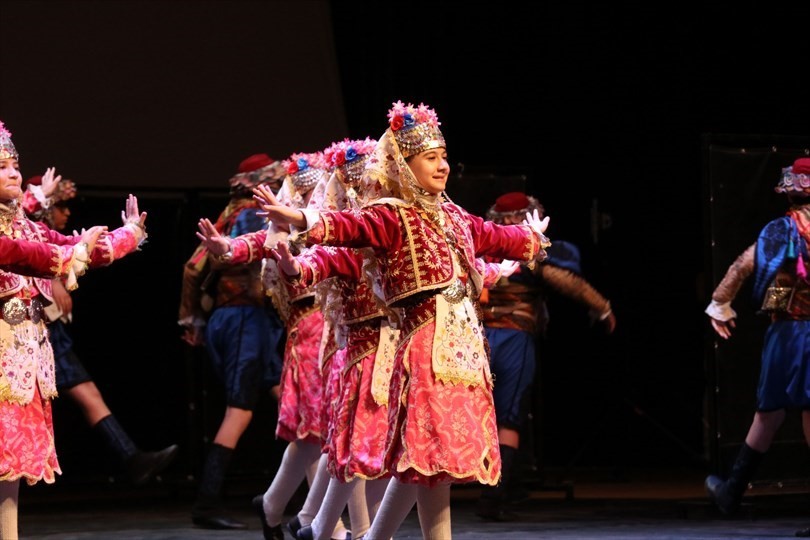 Halk oyunlarında yıldızlar Denizli’de sahne alacak
