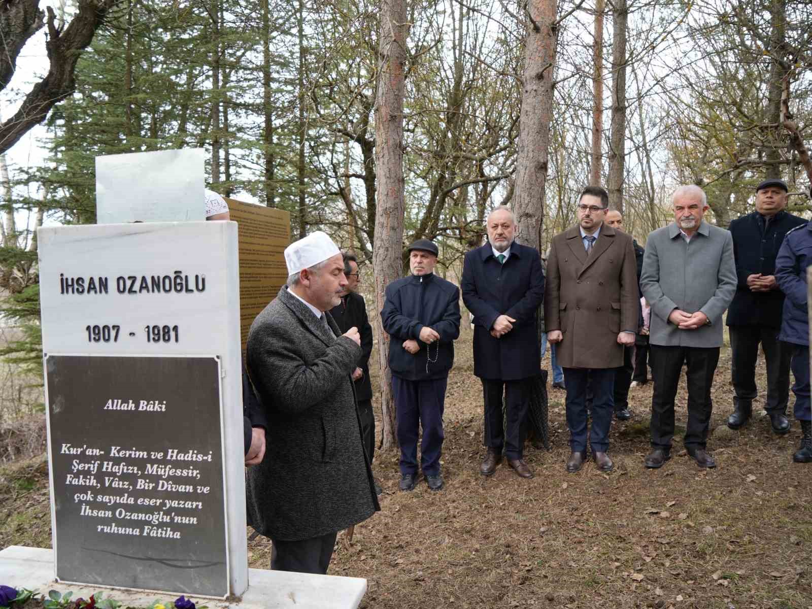Halk Ozanı İhsan Ozanoğlu vefatının 45. yılında dualarla anıldı
Halk Ozanı İhsan Ozanoğlu vefatının 45. yılında dualarla anıldı