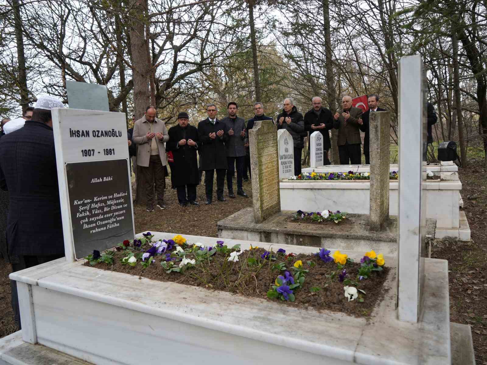 Halk Ozanı İhsan Ozanoğlu vefatının 45. yılında dualarla anıldı
Halk Ozanı İhsan Ozanoğlu vefatının 45. yılında dualarla anıldı