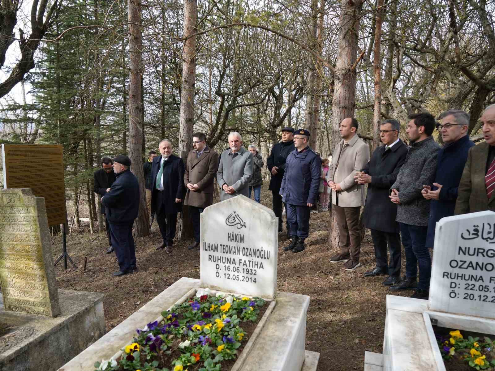 Halk Ozanı İhsan Ozanoğlu vefatının 45. yılında dualarla anıldı
Halk Ozanı İhsan Ozanoğlu vefatının 45. yılında dualarla anıldı