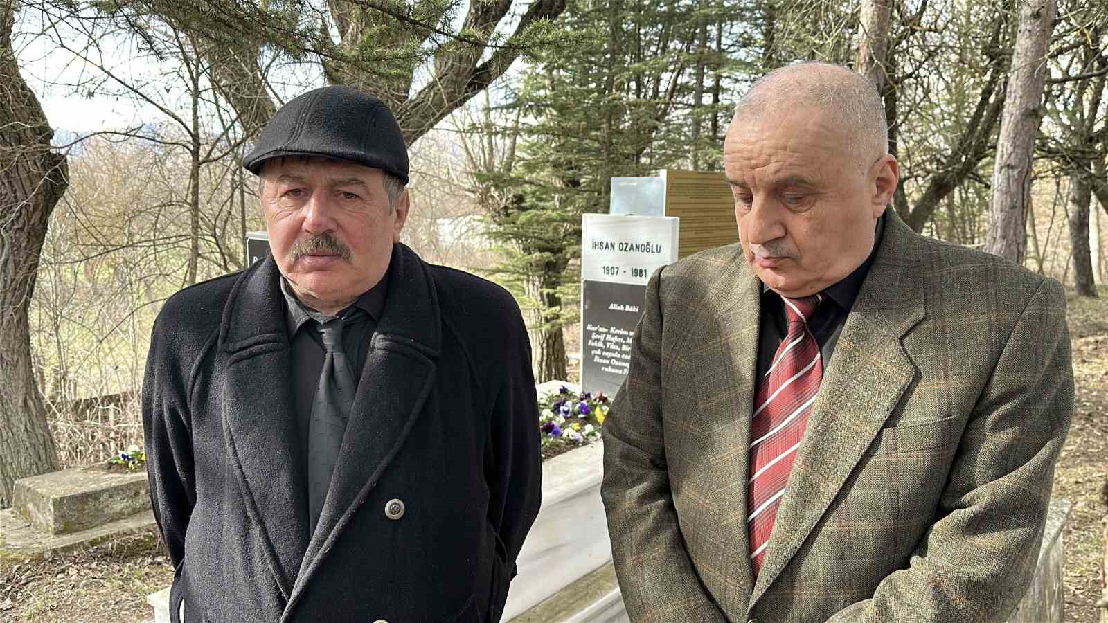 Halk Ozanı İhsan Ozanoğlu vefatının 45. yılında dualarla anıldı
Halk Ozanı İhsan Ozanoğlu vefatının 45. yılında dualarla anıldı