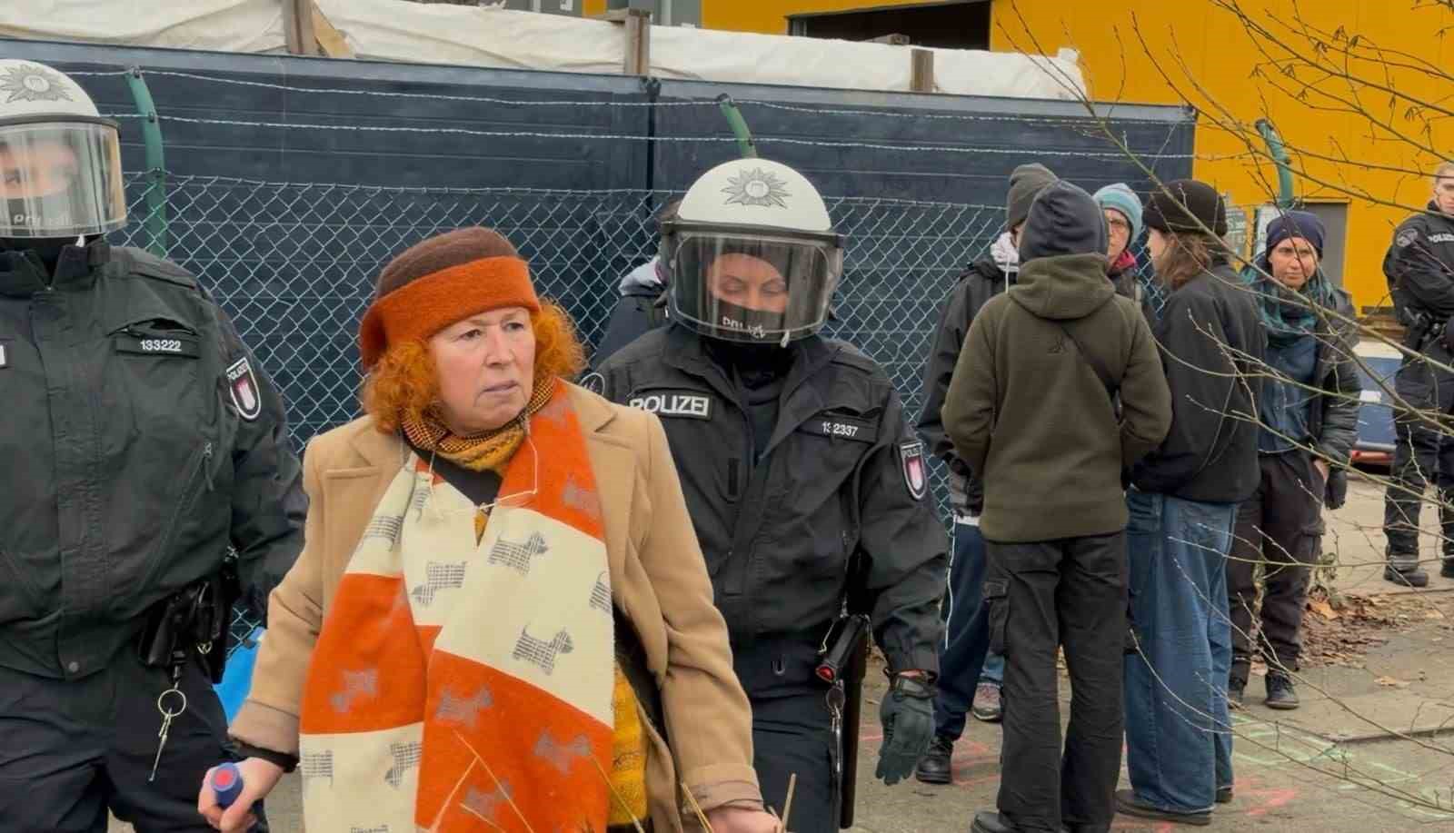 Hamburg’da ağaç kesimine karşı nöbet tutan eylemcilere polis müdahalesi
Hamburg’da ağaç kesimine karşı nöbet tutan eylemcilere polis müdahalesi