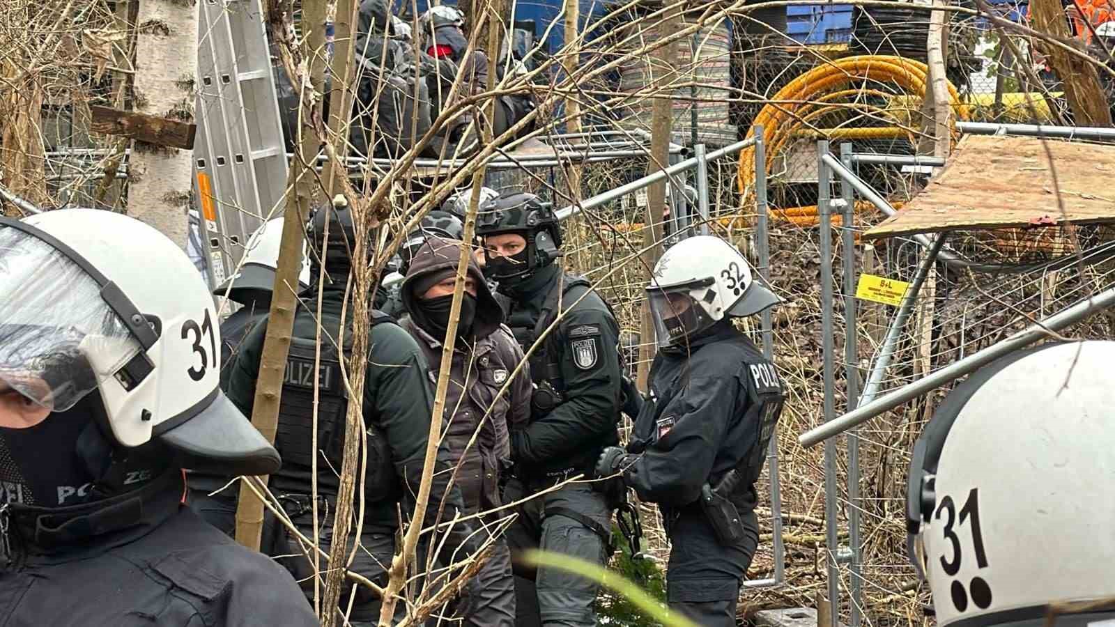 Hamburg’da ağaç kesimine karşı nöbet tutan eylemcilere polis müdahalesi
Hamburg’da ağaç kesimine karşı nöbet tutan eylemcilere polis müdahalesi