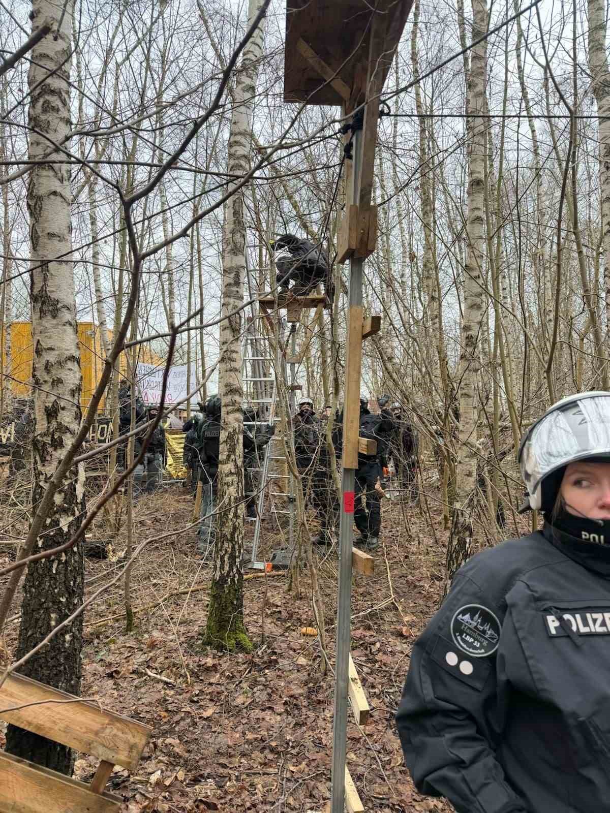 Hamburg’da ağaç kesimine karşı nöbet tutan eylemcilere polis müdahalesi
Hamburg’da ağaç kesimine karşı nöbet tutan eylemcilere polis müdahalesi
