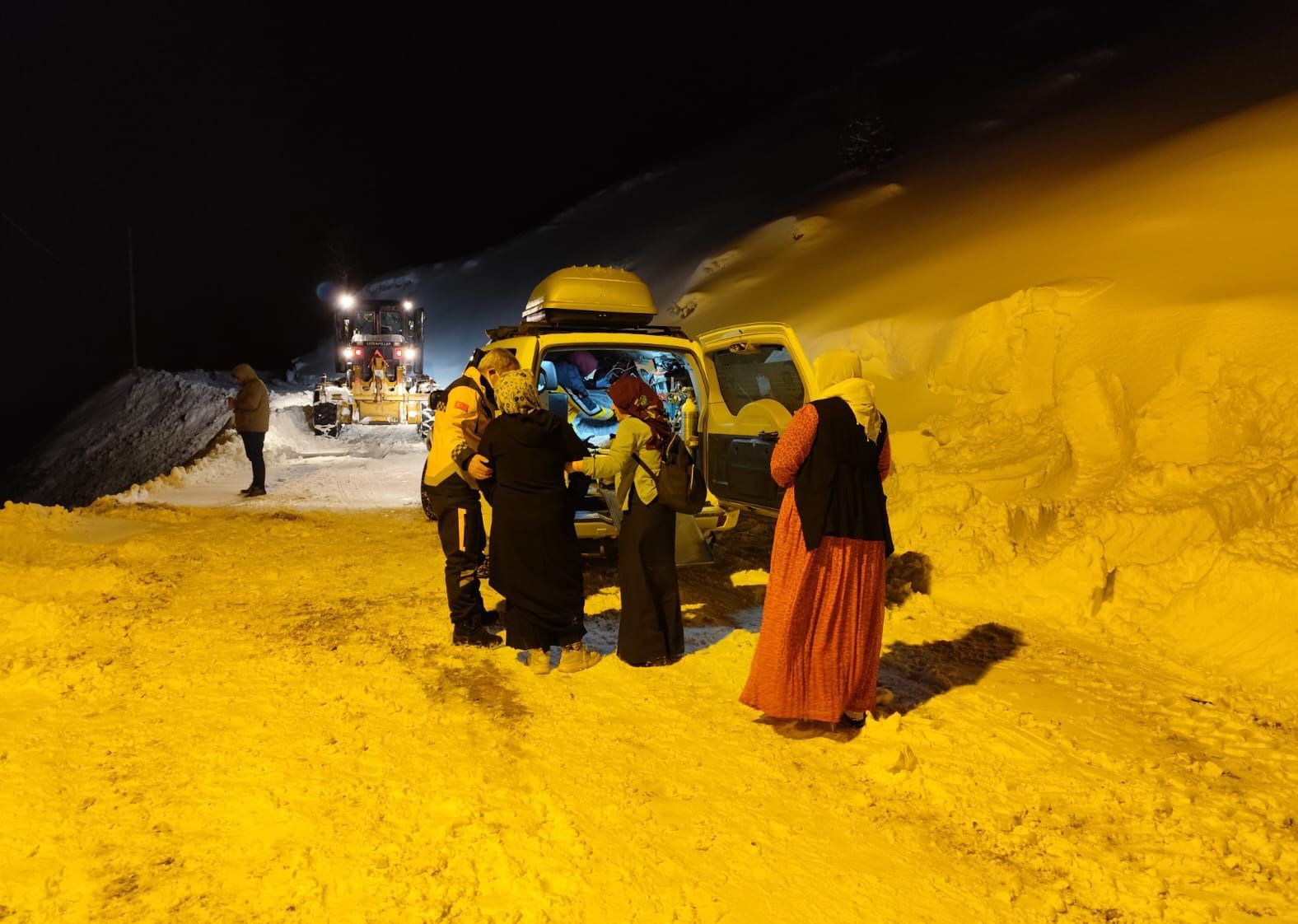 Hamile kadın 5.5 saatlik çalışmayla hastaneye ulaştırıldı
