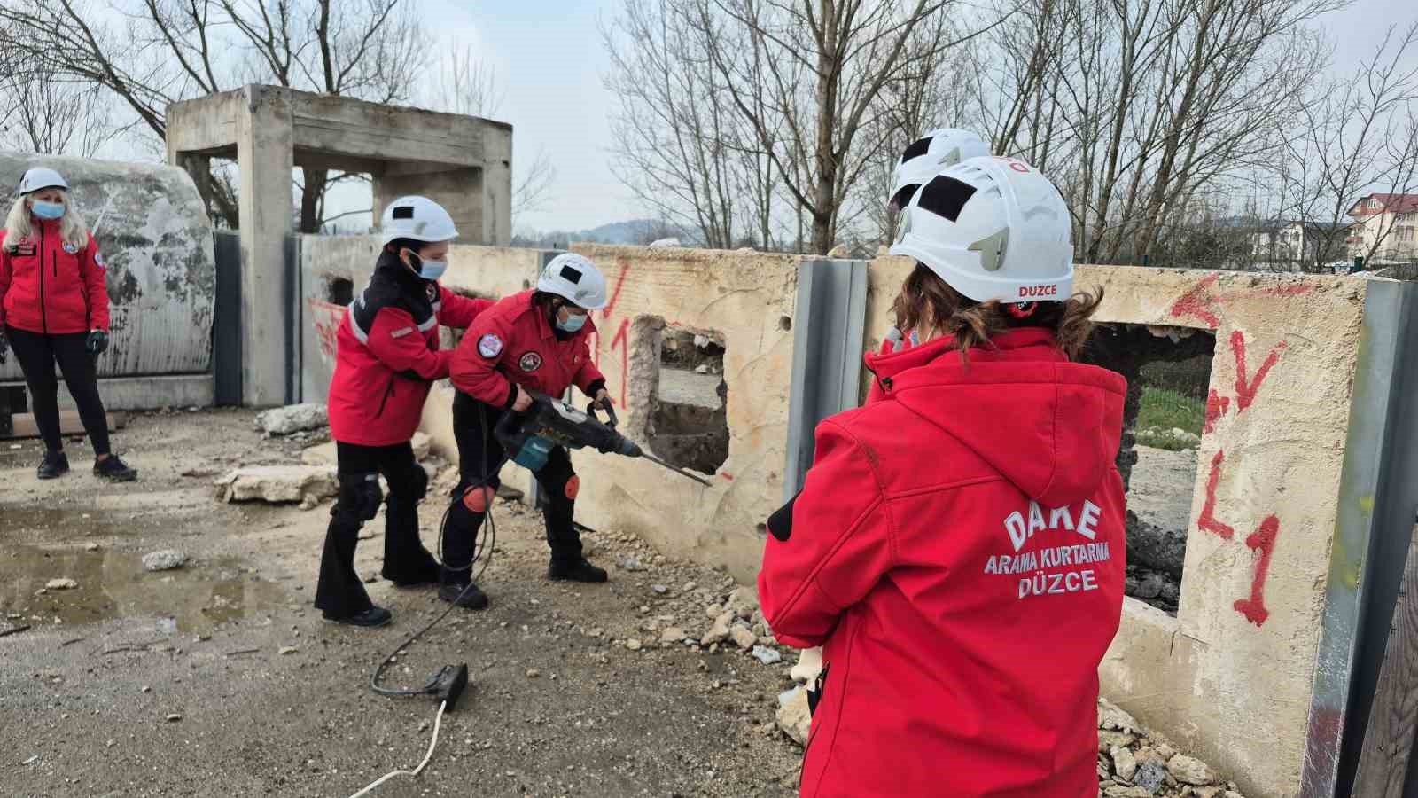 Hamileyken enkazda hayat kurtardı
