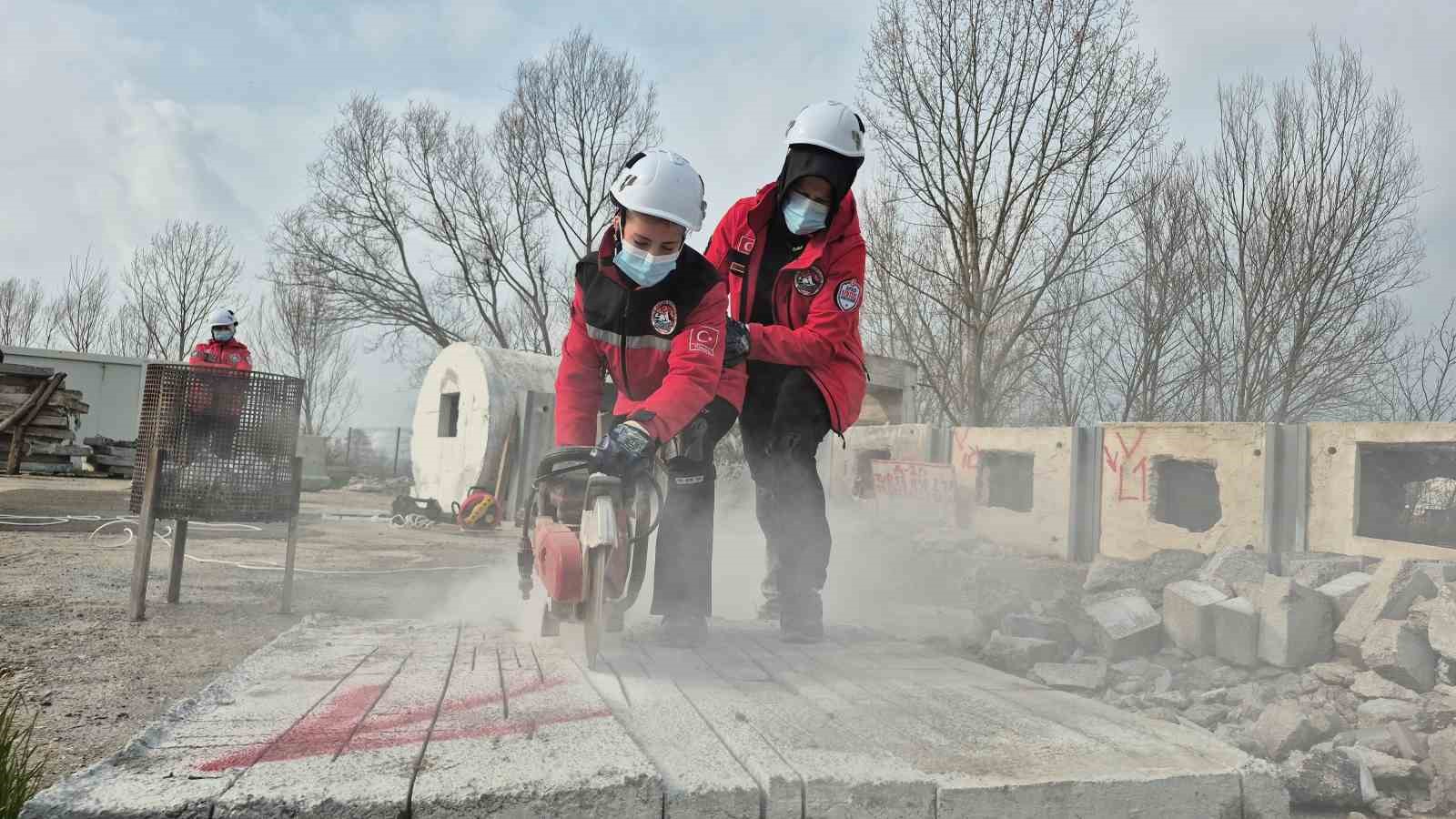 Hamileyken enkazda hayat kurtardı
