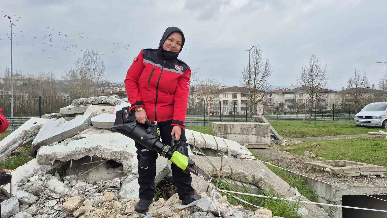 Hamileyken enkazda hayat kurtardı
