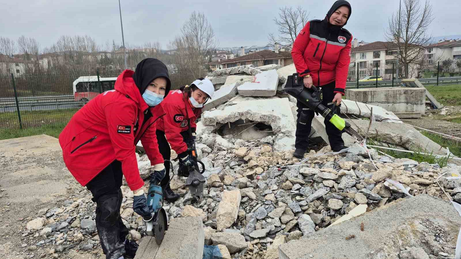 Hamileyken enkazda hayat kurtardı
