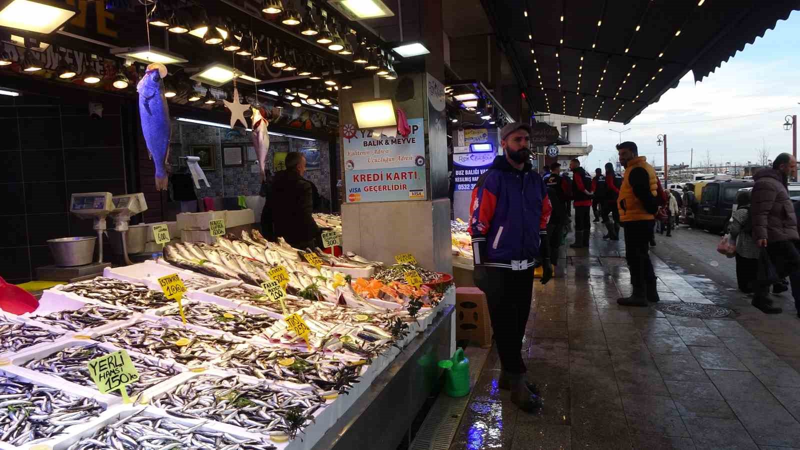 Hamsi bu defa şaşırttı: Tezgahlar yeniden şenlendi

