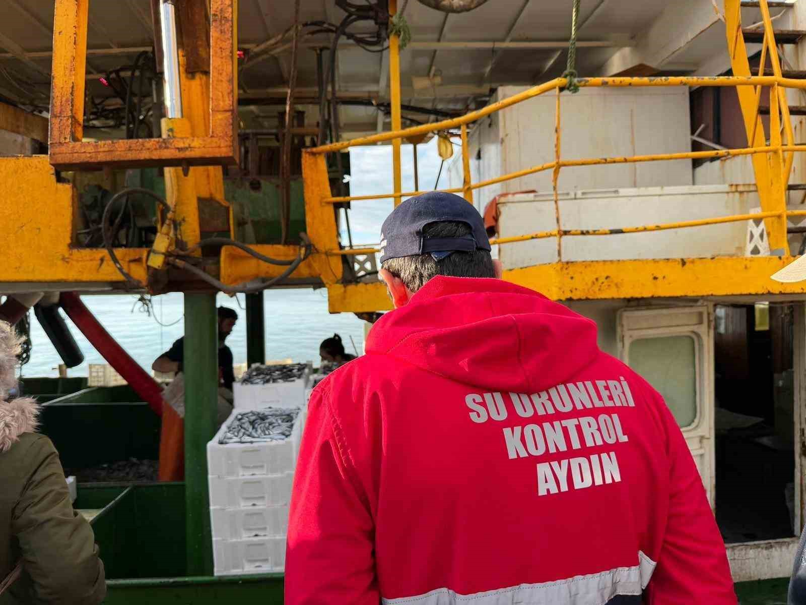Hamsi kotası için Didim’de denetim yapıldı
