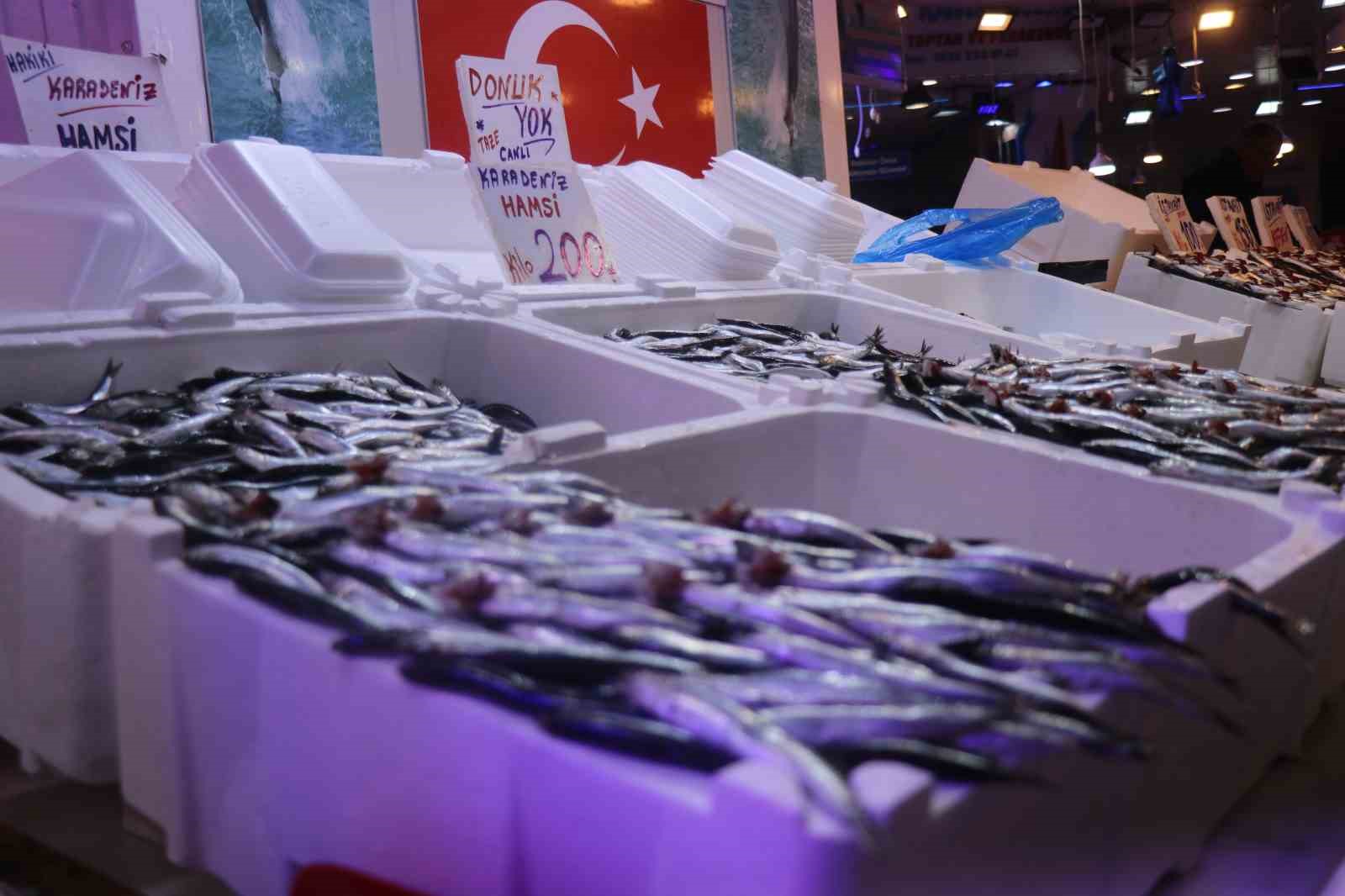 Hamsi tezgahlardaki tahtına yeniden oturdu
