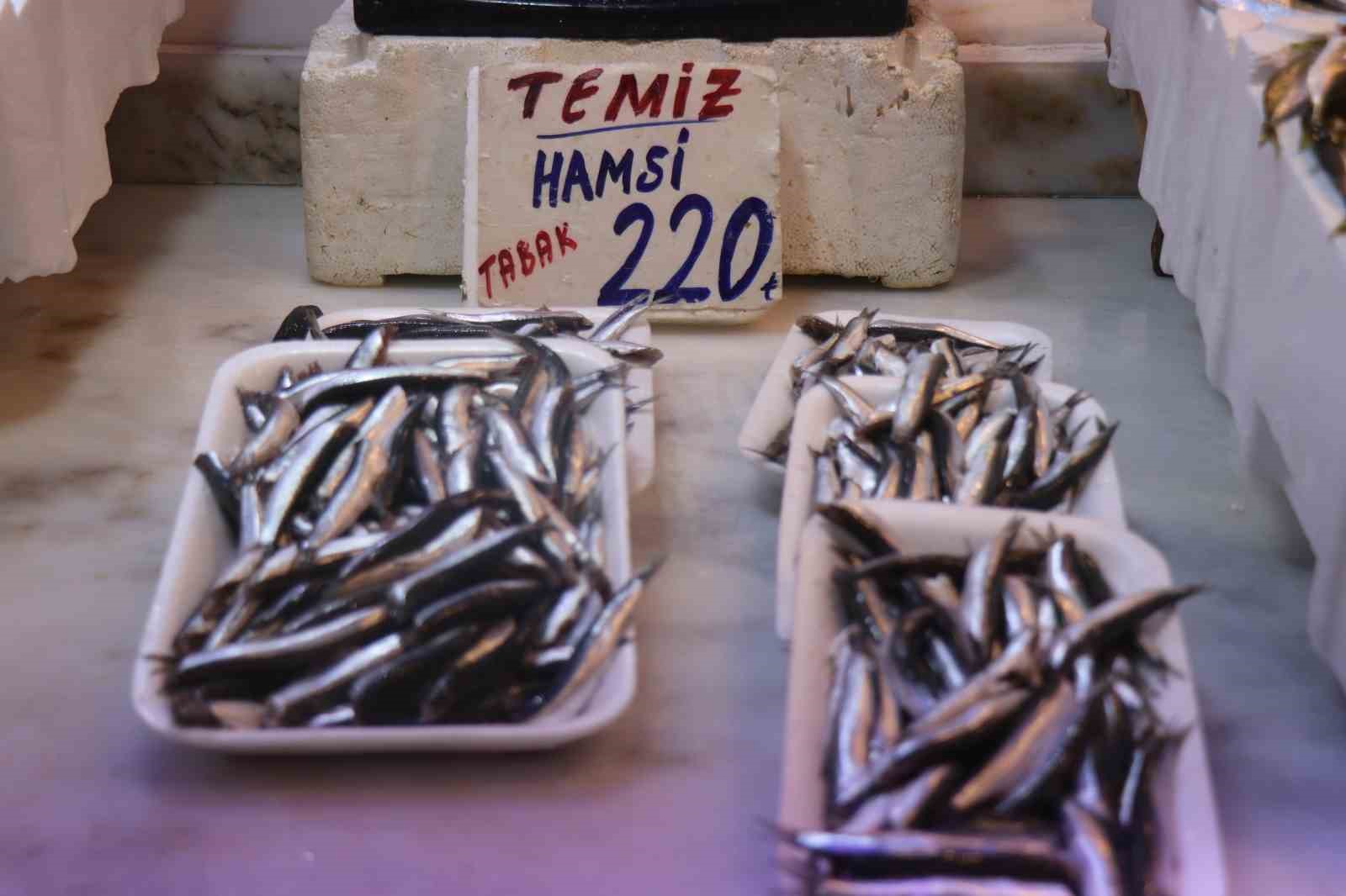 Hamsi tezgahlardaki tahtına yeniden oturdu
