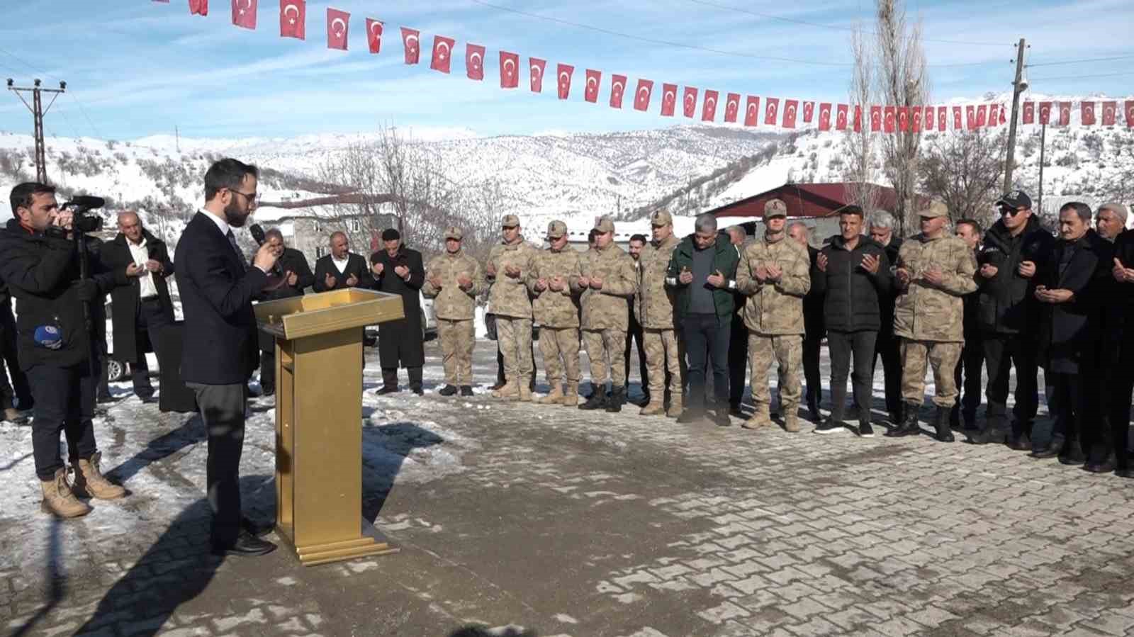 Hamzalı’nın 31 yıllık acısı: 23 şehit dualarla anıldı
Hamzalı’nın 31 yıllık acısı: 23 şehit dualarla anıldı