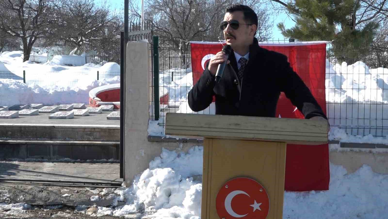 Hamzalı’nın 31 yıllık acısı: 23 şehit dualarla anıldı
Hamzalı’nın 31 yıllık acısı: 23 şehit dualarla anıldı