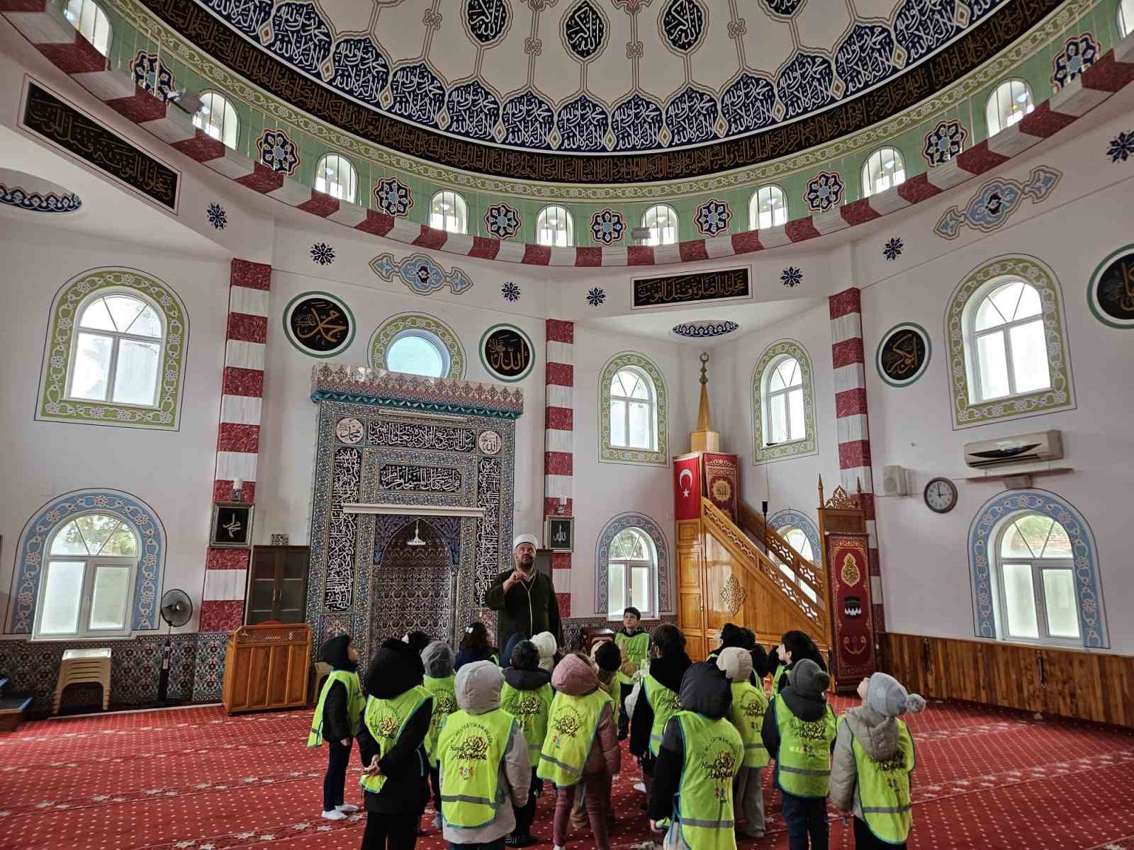 Hande Gül Anaokulu minik öğrenciler Ramazan ruhunu camide yaşadı
