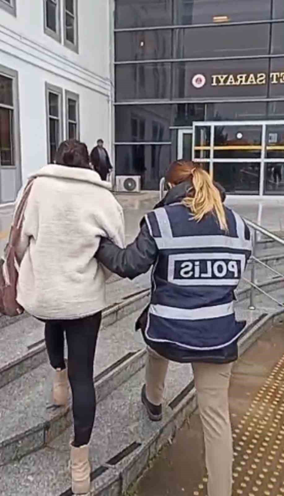 Hapis cezasıyla aranan kadın hırsız Defne’de yakalandı
