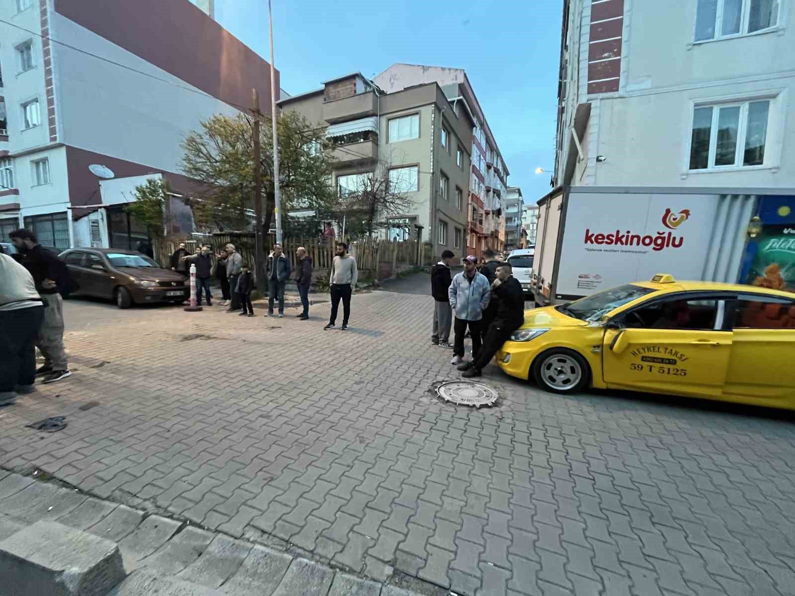 Harç karma makinesi, ticari taksinin üzerine devrildi
