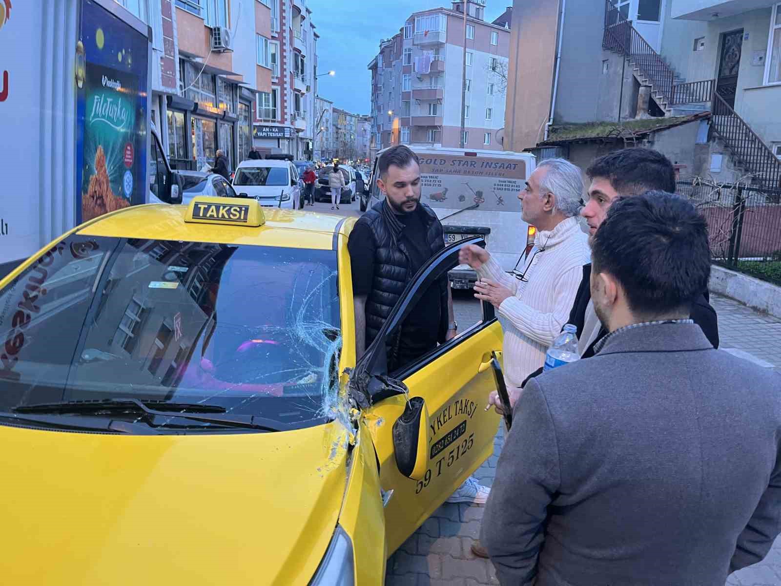 Harç karma makinesi, ticari taksinin üzerine devrildi
