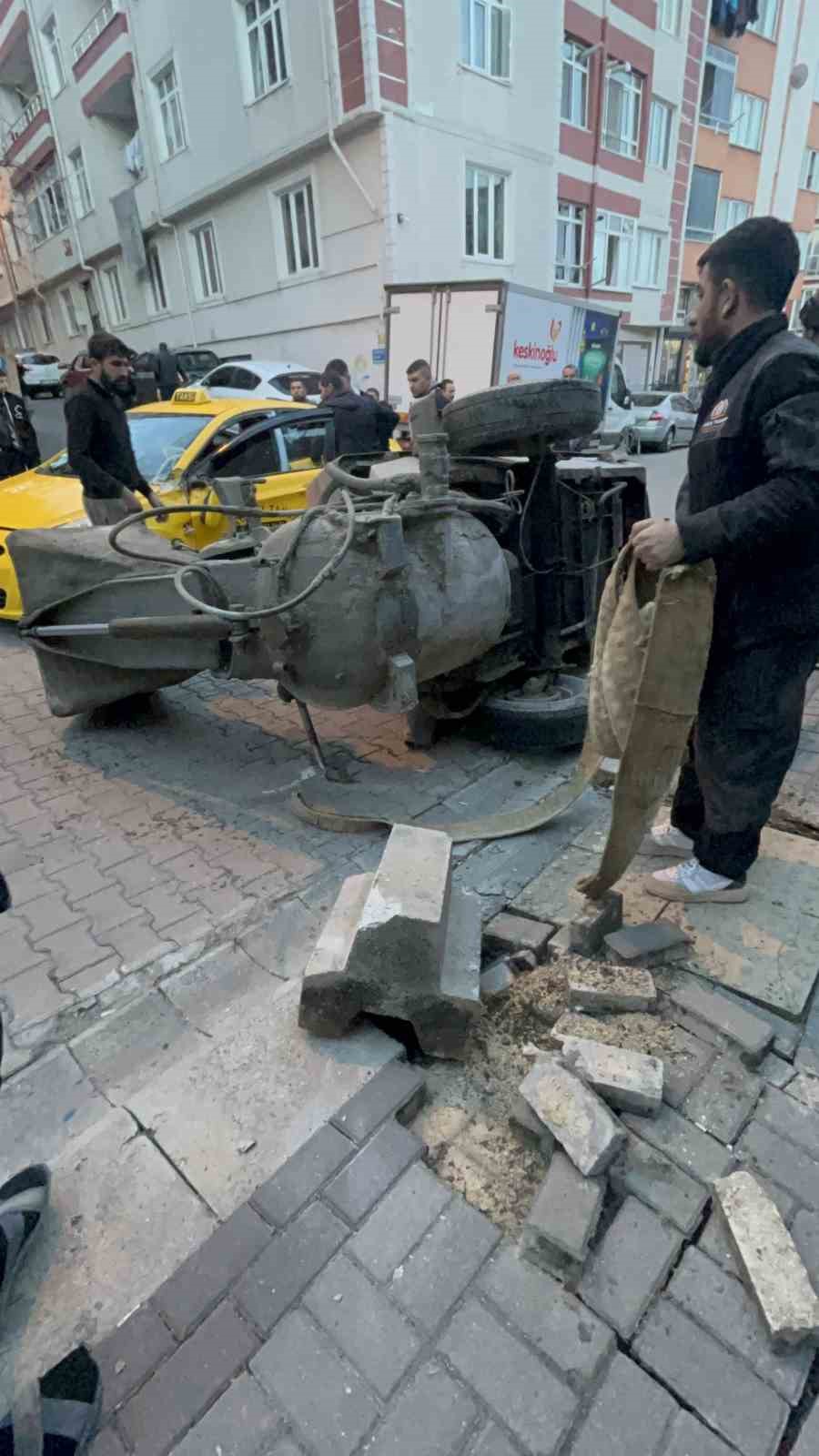 Harç karma makinesi, ticari taksinin üzerine devrildi
