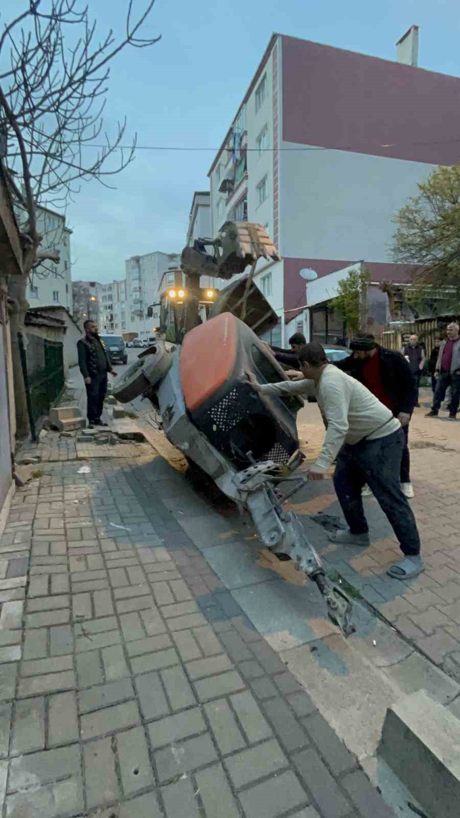 Harç karma makinesi, ticari taksinin üzerine devrildi
