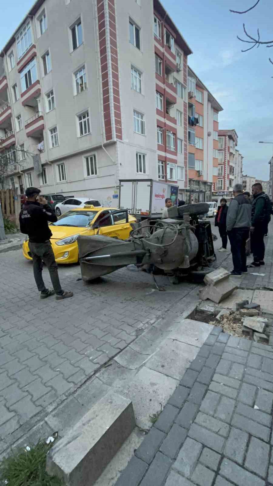 Harç karma makinesi, ticari taksinin üzerine devrildi
