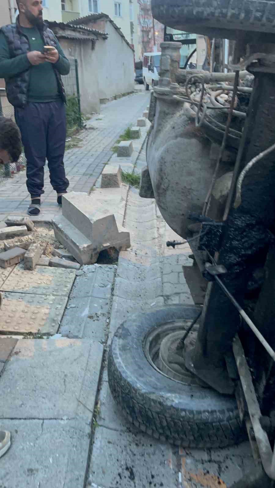 Harç karma makinesi, ticari taksinin üzerine devrildi
