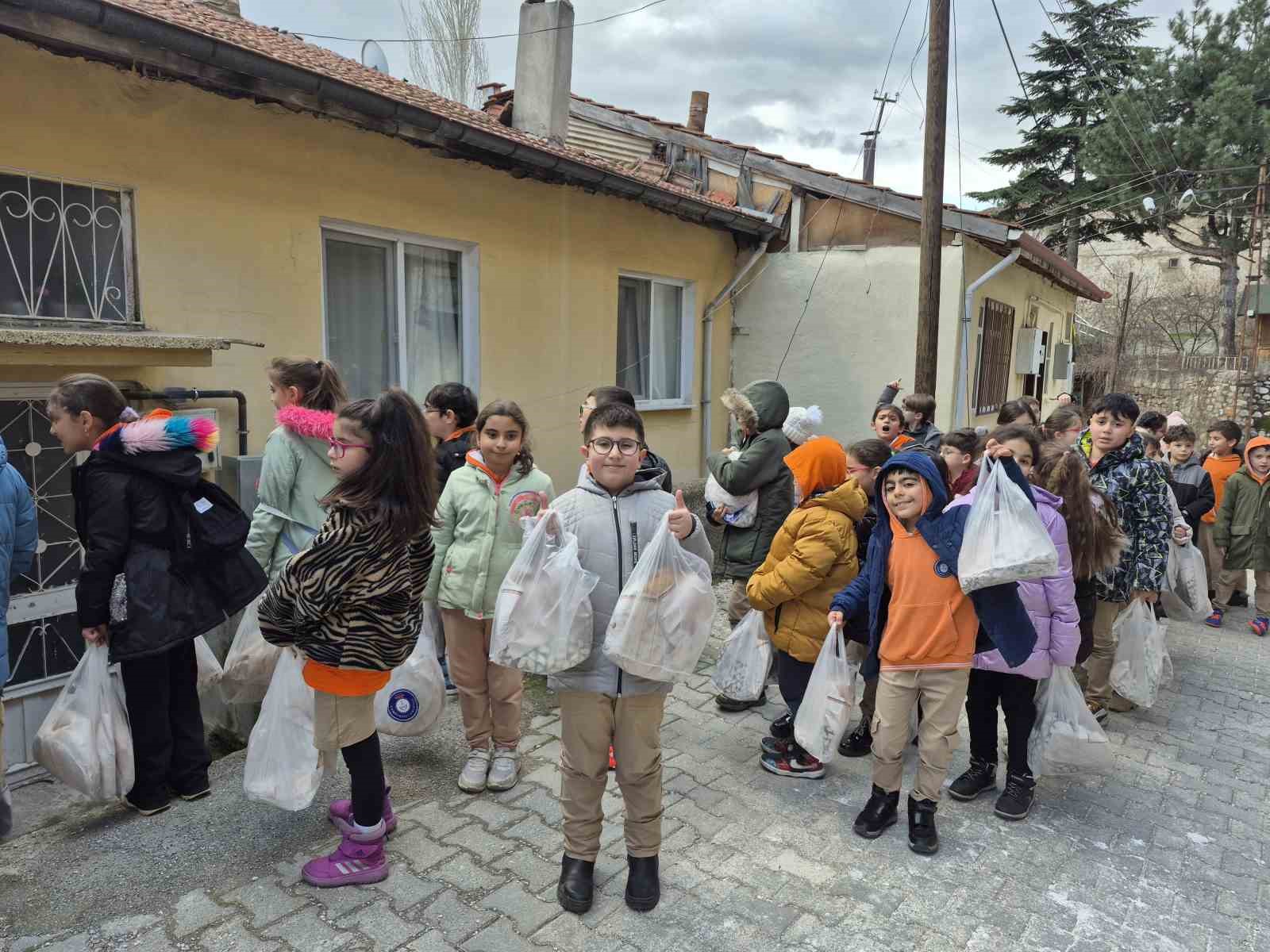 Harçlıklarını biriktirip yaşlıların gönüllerini ısıttılar
