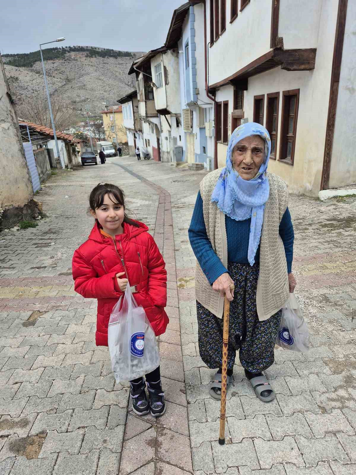 Harçlıklarını biriktirip yaşlıların gönüllerini ısıttılar
