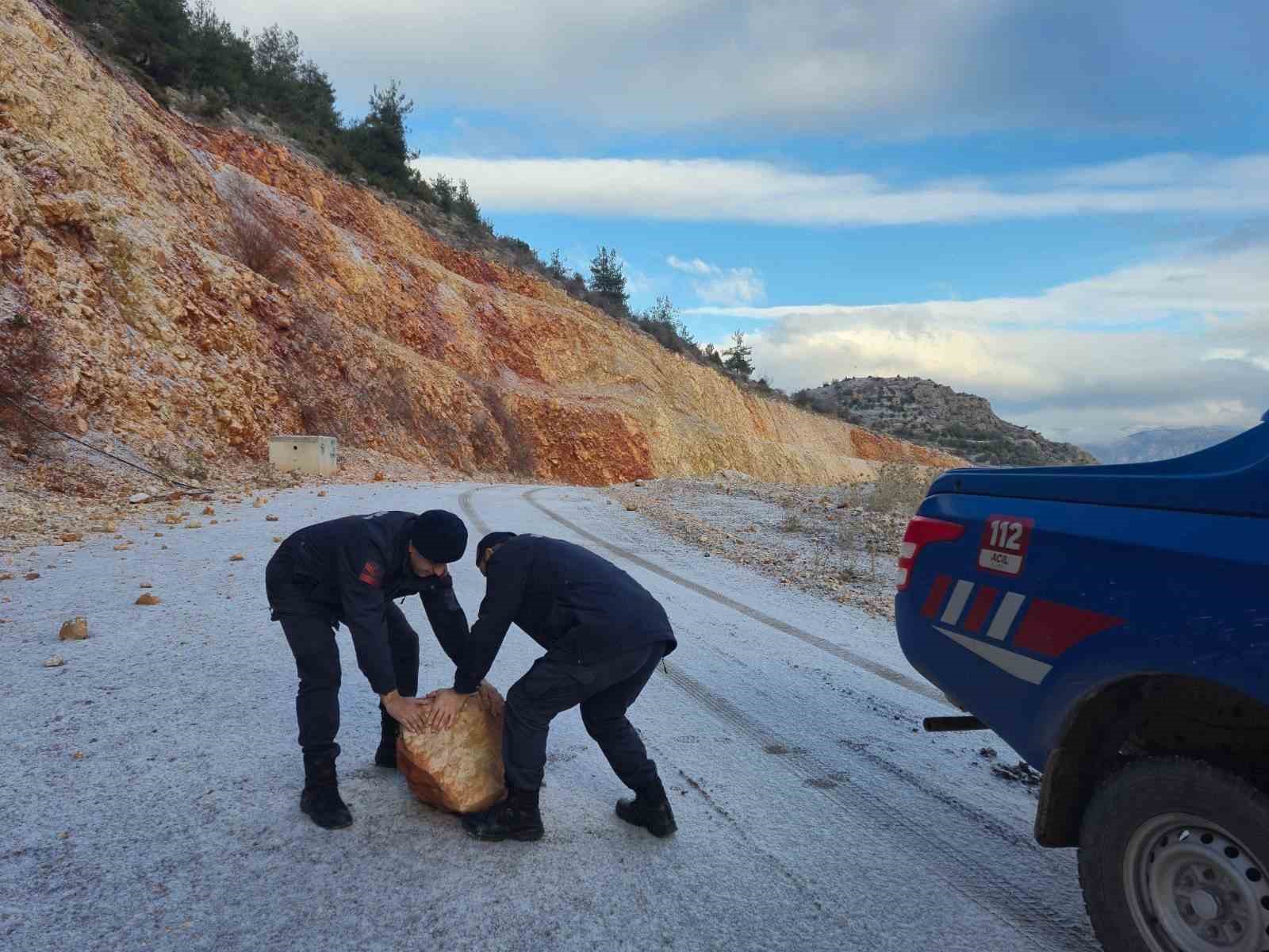 Harmankaya Tabiat Kanyonu’nun yolunu düşen kaya parçası jandarma tarafından kaldırıldı
