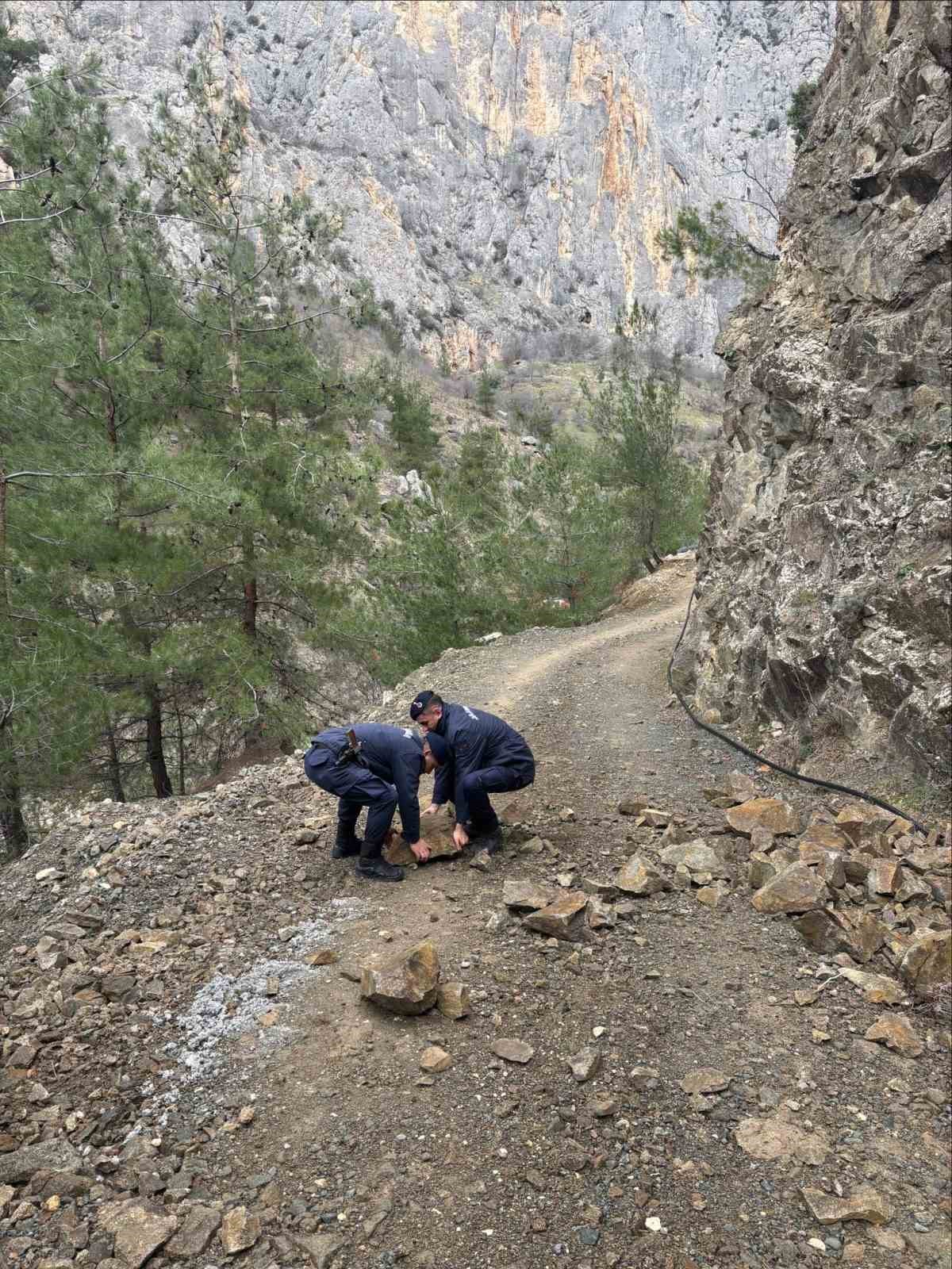 Harmankaya Tabiat Kanyonu’nun yolunu düşen kaya parçası jandarma tarafından kaldırıldı
