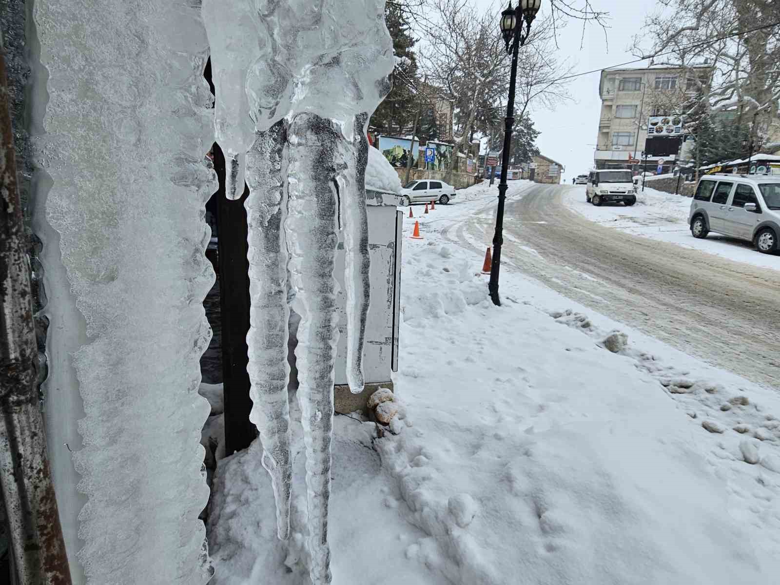 Harput’ta dondurucu soğuklar: Çatılarda metrelerce buz sarkıtları oluştu
