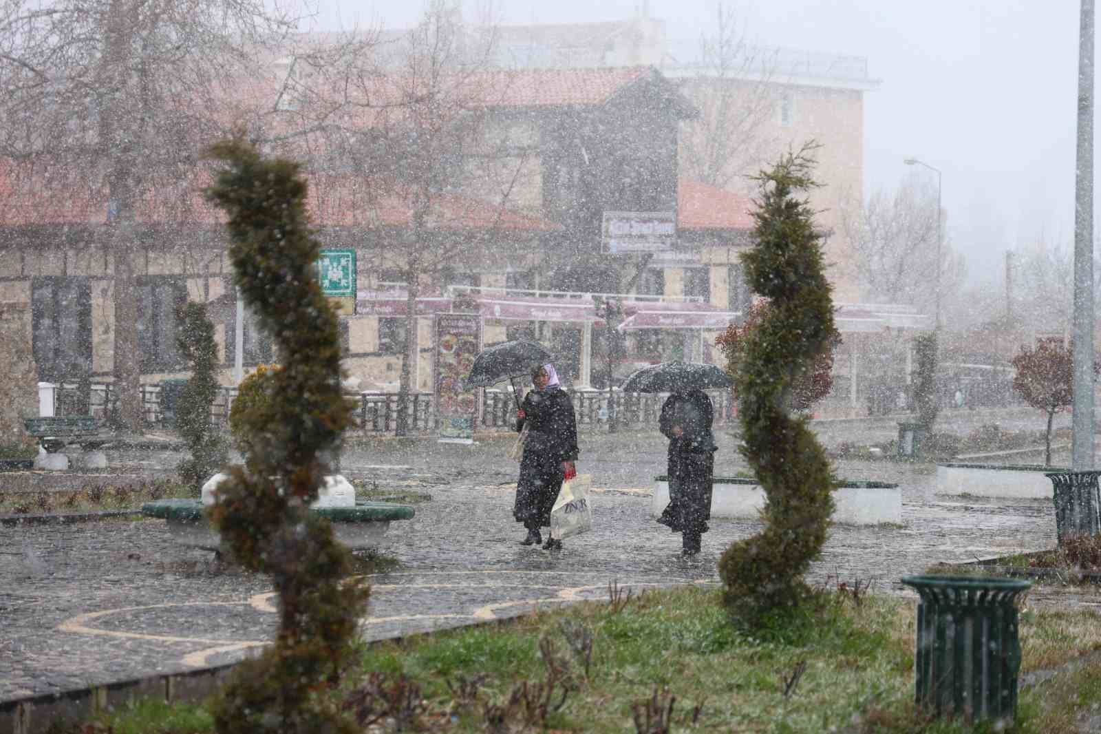 Harput’ta kar yağışı etkisini artırdı, tarihi mekanlar beyaza büründü
