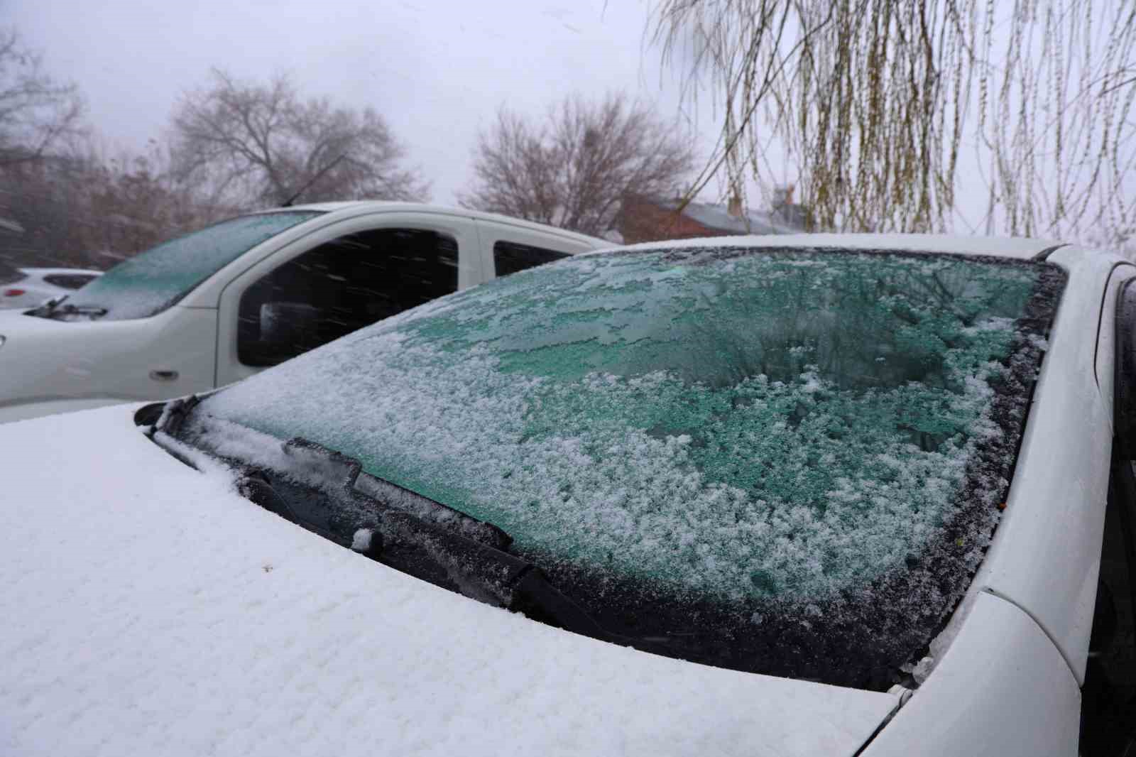 Harput’ta kar yağışı etkisini artırdı, tarihi mekanlar beyaza büründü
