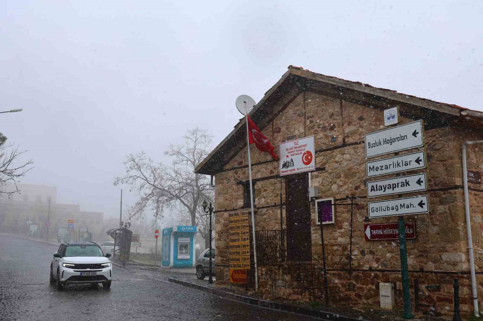 Harput’ta kar yağışı etkisini artırdı, tarihi mekanlar beyaza büründü
